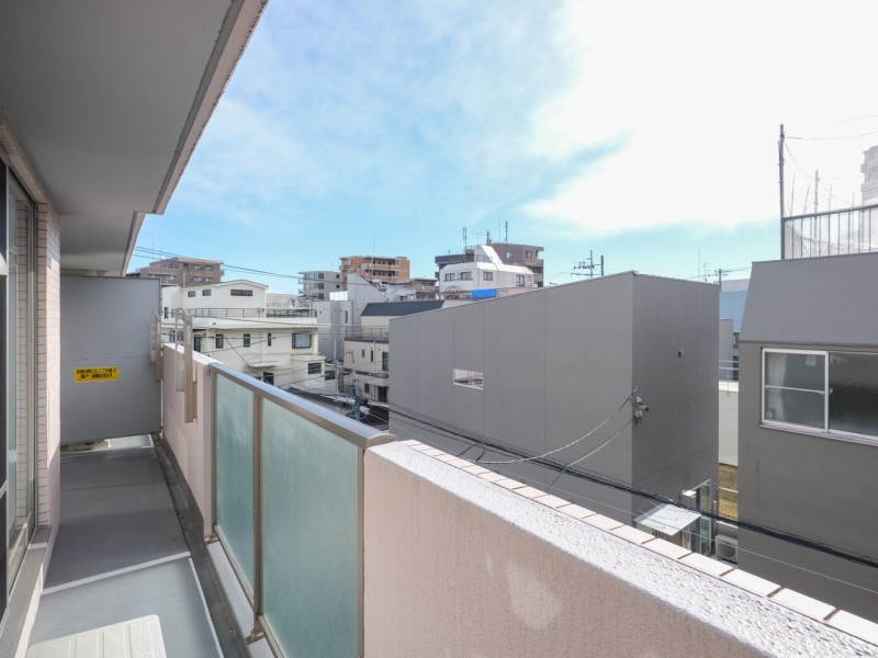 採光性のとれた明るいバルコニーです。心がほっとするような光と心地よい風を感じ、日々をアップデートできそうです。