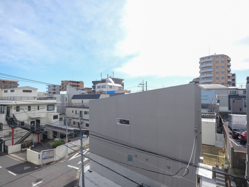 青々とした開けた空を見渡せる開放的な眺望です。遠くの天気もよく見え開放感が溢れるひととき。