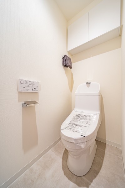 TOTO製洗浄便座付きトイレを設置しました。吊戸棚を備え付けているので、床に物を置かず、すっきり使えます。