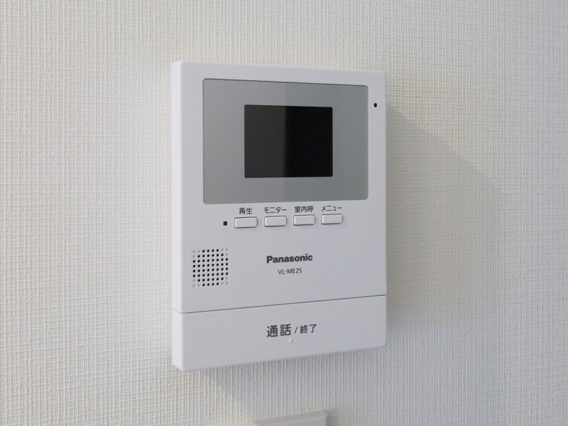 ◆TVモニター付インターホン◆訪ねてきた相手をモニター越しに確認でき、防犯対策に役立ちます。インターホン越しに話をすることが可能です。