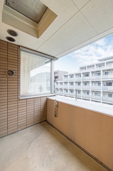 暮らしに大切な光と風を感じることができる南東向きのバルコニーです。穏やかな時間が流れ、天気の良い日には洗濯物がしっかりと乾きそうです。