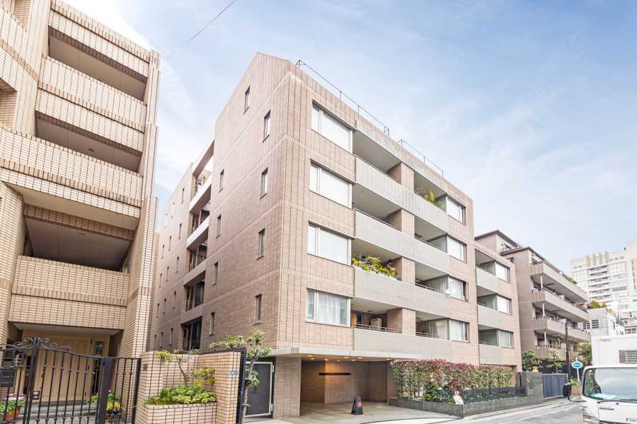 山手通りから1本入った閑静な邸宅地に位置するアルス代々木参宮橋コートアデリオン。街並みに溶け込む気品溢れるファサードが美しく、ビッグターミナル新宿も生活圏内という利便性を兼ね備えた上質な住まいです。