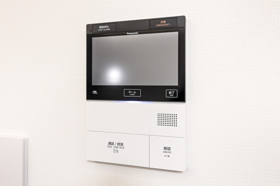 ◆TVモニター付インターホン◆訪ねてきた相手をモニター越しに確認でき、防犯対策に役立ちます。インターホン越しに話をすることが可能です。