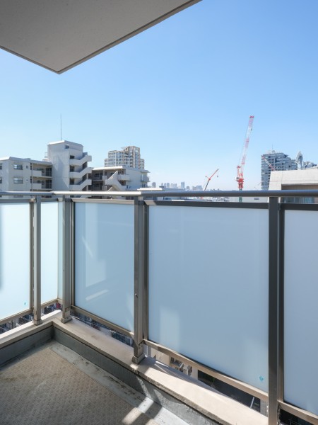 洋室2側のバルコニーです。だんだんと変わっていく空の色を愉しみリフレッシュするのも良さそうです。