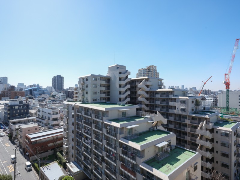 青々とした開けた空を見渡せる開放的な眺望です。遠くの天気もよく見え開放感が溢れるひととき。