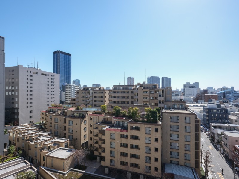 バルコニーからは青々とした空が望めます。のびやかに広がる空が日常になり、至福の時間に包まれる住まいです。