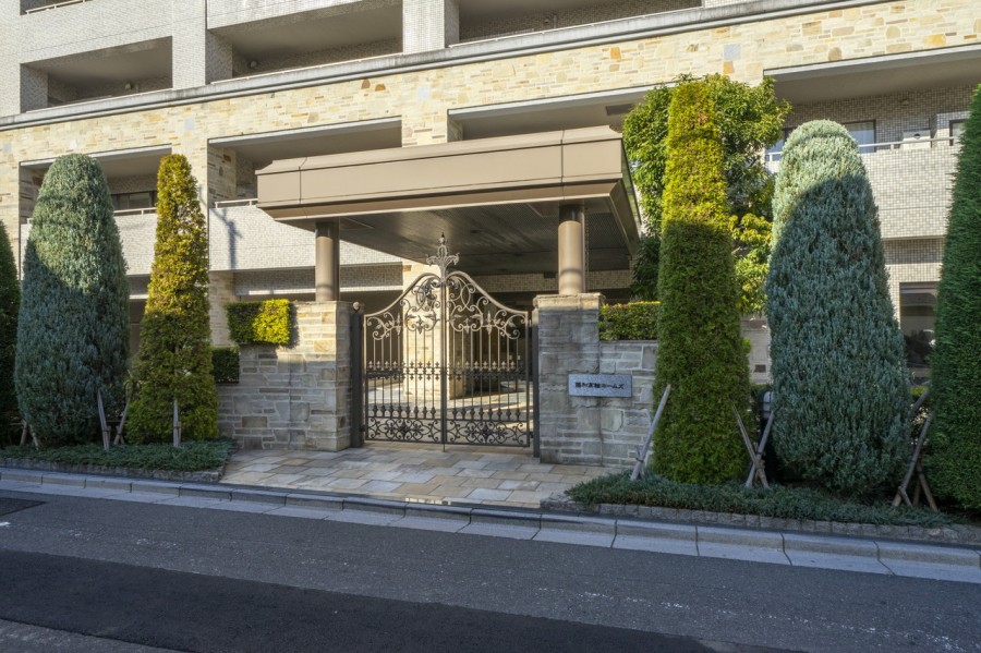 時代に左右されず、将来にわたって価値が継続する「上質」な佇まいです。洗練された街並みと都会の利便性を享受した暮らしが叶います。