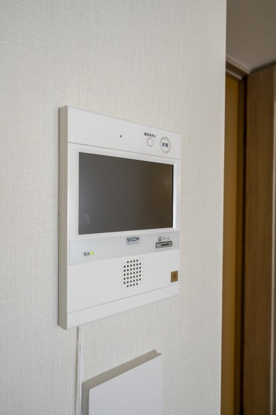 ◆TVモニター付インターホン◆訪ねてきた相手をモニター越しに確認でき、防犯対策に役立ちます。インターホン越しに話をすることが可能です。