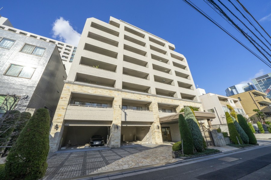 ビッグターミナル『品川』駅徒歩5分に位置する瀟洒な外観が印象的なマンションです。空の玄関口「羽田空港」へも直通アクセスでき、良好なアクセスが都会ならではの利便性を実現します。