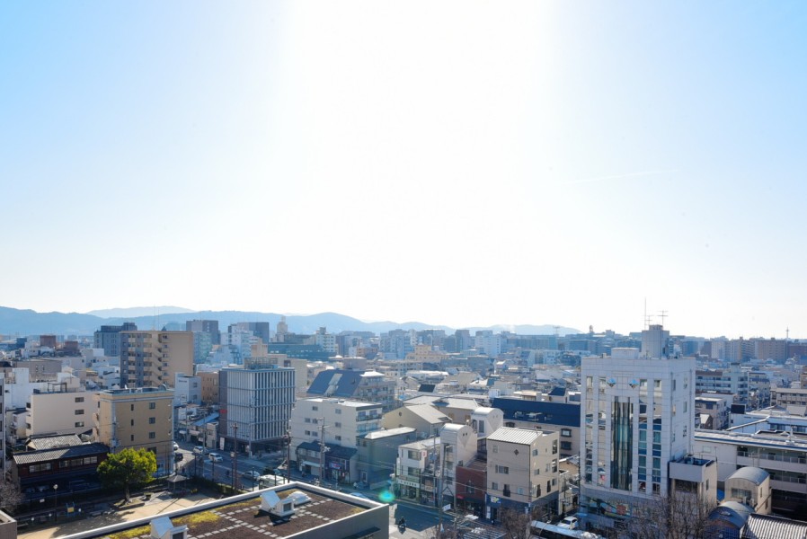 10階部分最上階のお部屋ですのえ、前面を遮る建物もなく、爽快な眺望が広がります。時間や季節と共に移りゆく空を眺めながら、リフレッシュできます。