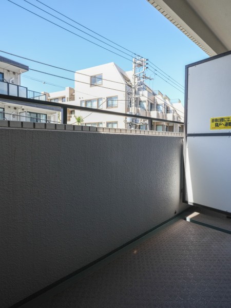 リビングに面したバルコニーは対面の建物との距離があるため、陽当たり通風良好です。
