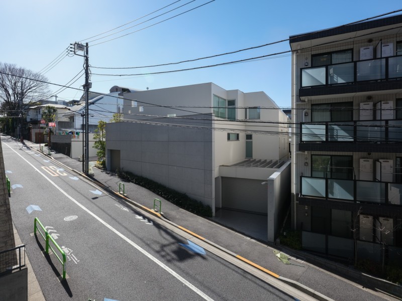 緩やかな三光坂に面したバルコニーからは伸びやかに広がる空を望めます。