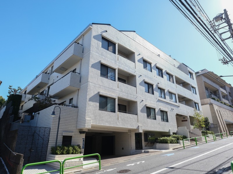 三光坂ホームズは『白金高輪』駅徒歩6分、気品溢れる閑静な邸宅街に佇む管理体制良好なマンションです。病院施設や飲食店が揃った複合施設白金アエルシティがほど近く、オンオフともに楽しめるロケーションです。