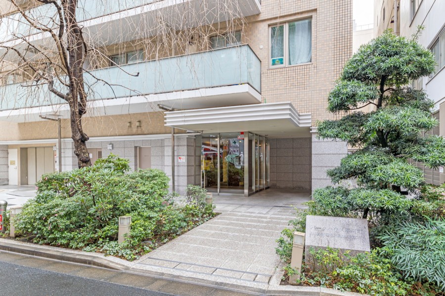 麹町小学校徒歩5分、麹町中学校徒歩4分と通学至便な立地です。エントランスの植栽は綺麗に整られ、毎日気持ちよく出入りできそうです。