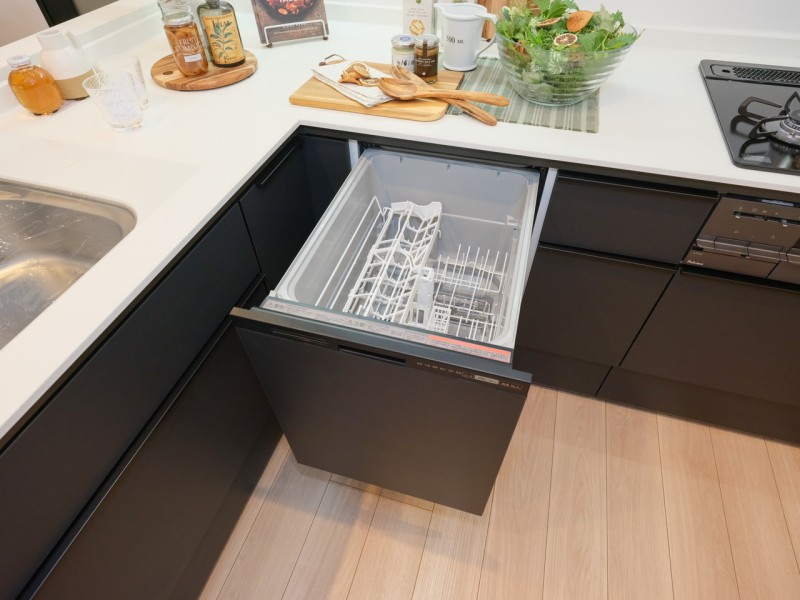 ◆食器洗浄乾燥機◆家事の時間を短縮できる優れもの。さらに節水・節約を同時に行うことができるので、大変人気があり重宝します。