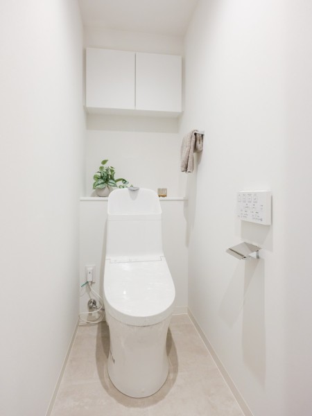 シンプルで使いやすいレストルームです。優れた節水効果や汚れが付きにくい便座など、ほしかった機能が揃ったウォシュレット一体型トイレです。
