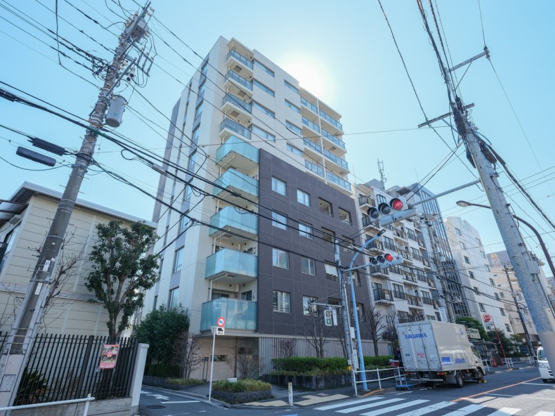 イニシアイオ新宿夏目坂は平成22年竣工です。周辺は閑静な住宅街で、徒歩5分圏内に各種クリニック・スーパー・銀行など生活に便利な施設が揃っていて、住環境良好な立地です。少し足をのばせば、四季折々の草木や花を楽しむことができる戸山公園へも行けます。