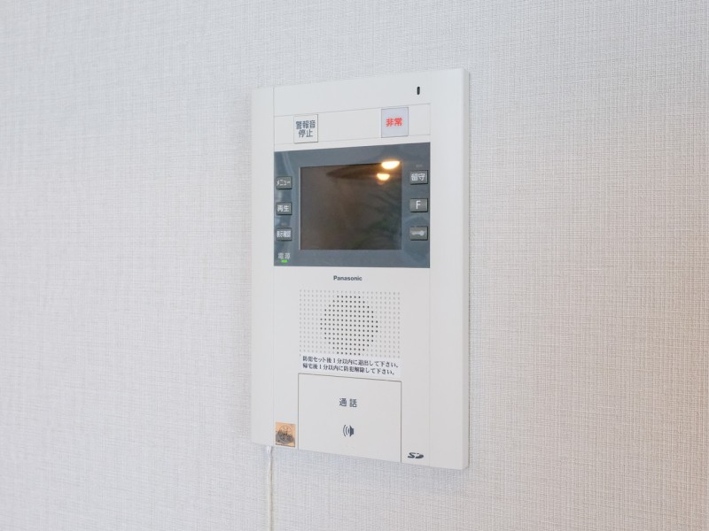 ◆TVモニター付イターホン◆訪ねてきた相手をモニター越しに確認でき、防犯対策に役立ちます。インターホン越しに話をすることが可能です