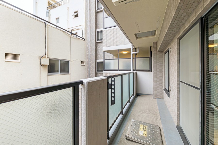 約14m²のバルコニーです。ゆとりがあるので、ご家族分の洗濯物もしっかり干すことができそうです。
