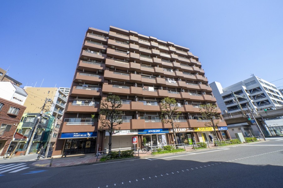 京急本線大森海岸駅徒歩3分の好立地！３駅３路線利用可能で、都心へのアクセスも良好です。周辺には生活必需品が何でも揃う大型スーパーやコンビニエンスストアがあり、毎日の生活に大変便利です。