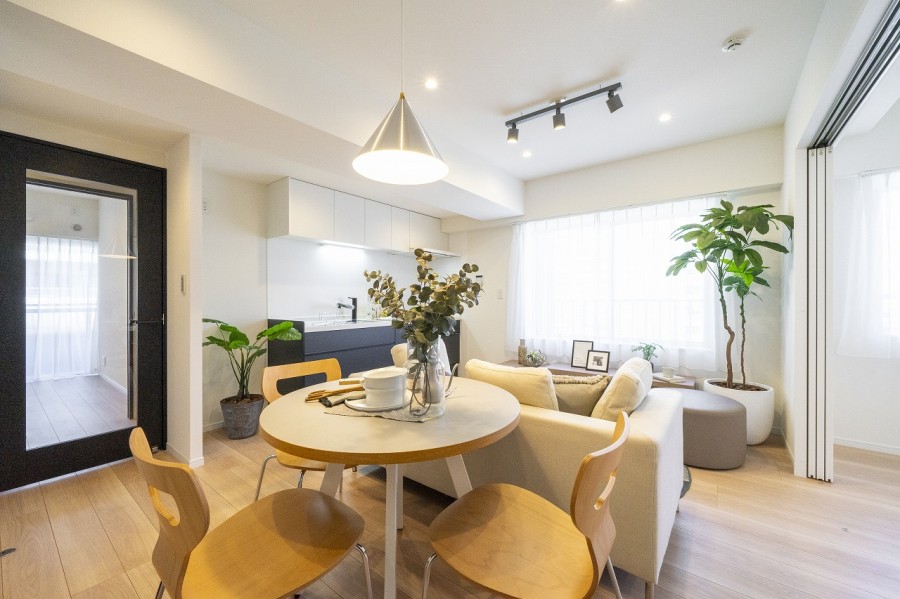 心地よい時間が流れるお部屋は、毎日が忙しいあなたもほっと一息つける安らぎの空間です。柔らかな内装の中にブラックをアクセントに取り入れた気品漂う住空間です。