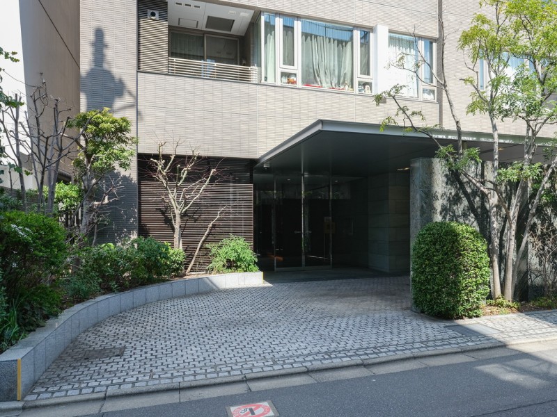 定期的なメンテナンスが行われ綺麗に保たれたエントランスです。心安らぐ植栽が施され、毎日気持ち良く出入りできますね。