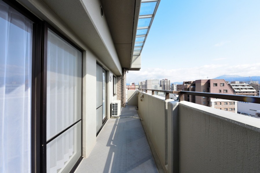 最上階の北東角住戸でゆったりとしたバルコニーが広がります。前面を遮る建物はなく、爽快な眺めが広がります。暮らしの中で大切な光と風を演出してくれる居心地の良い空間です。
