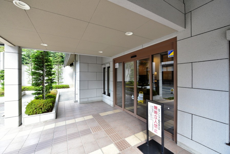 三井不動産旧分譲のマンションです。平成24年には共用部の大規模修繕工事実施済みです。オートロックに宅配ボックスも完備しています。