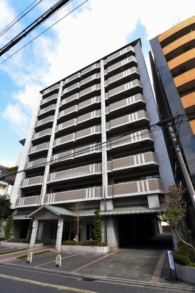3沿線利用可能でお出かけ、通勤等にも便利な立地です。最寄りの烏丸御池駅までは徒歩5分でアクセス可能です。近隣には京都のグルメを楽しめる錦市場や百貨店などもあり、とても利便性の高い立地です。