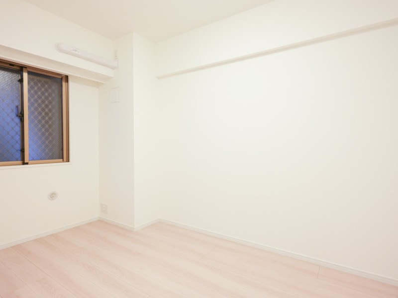 過ぎゆく時間をゆったり感じることができる洋室2です。住まう方の趣味や感性で飾っていただけるように、シンプルで柔軟性のある内装に仕上げました。