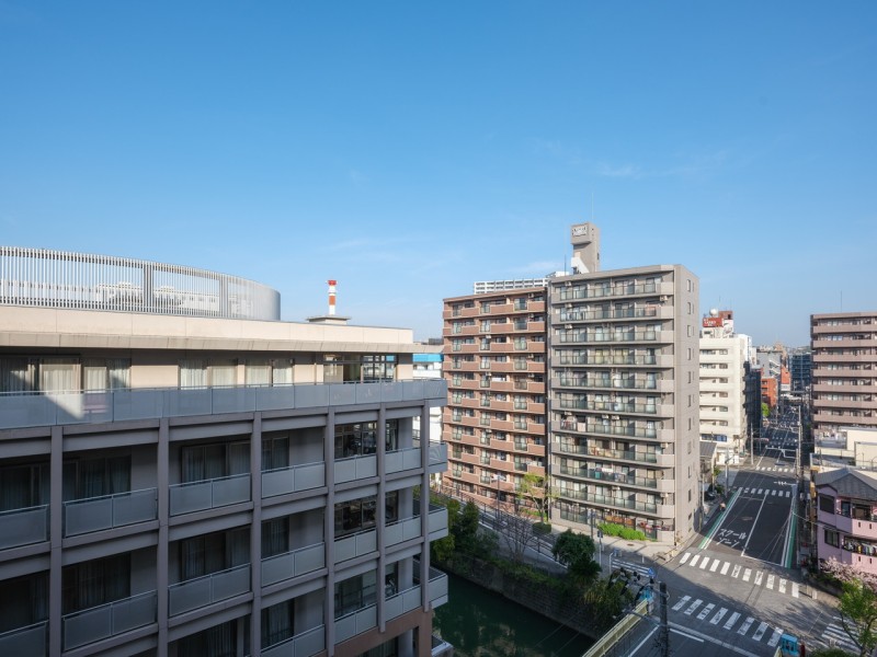 青々とした開けた空を見渡せる開放的な眺望です。だんだんと変わっていく空の色を愉しみリフレッシュするのも良いですね。