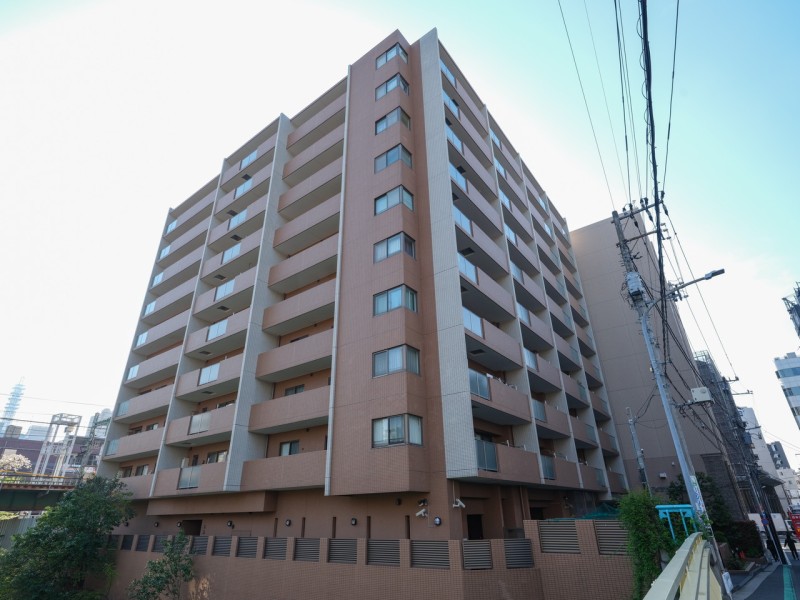 横浜・西区アドレスの利便性に包まれた好立地♪多彩な路線が乗り入れるビッグターミナル「横浜」駅が生活圏になり、日々のショッピングシーンが鮮やかに。