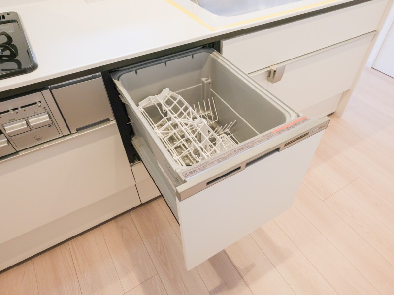 ◆食器洗浄乾燥機◆家事の時間を短縮できる優れもの。さらに節水・節約を同時に行うことができるので、大変人気があり重宝します。