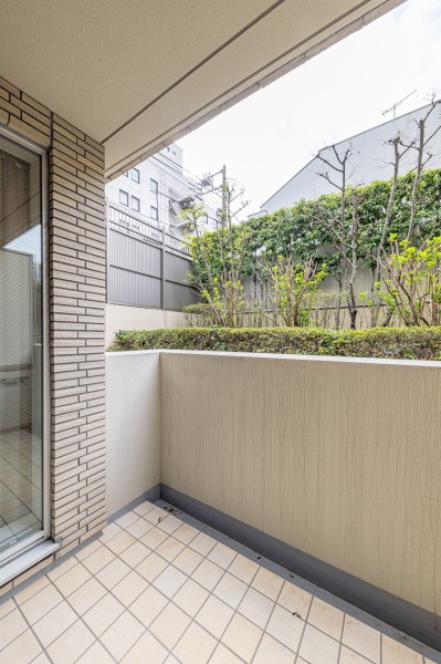 上階部分にあるバルコニーです。暮らしの中で大切な光と風を演出してくれる居心地の良い空間です。