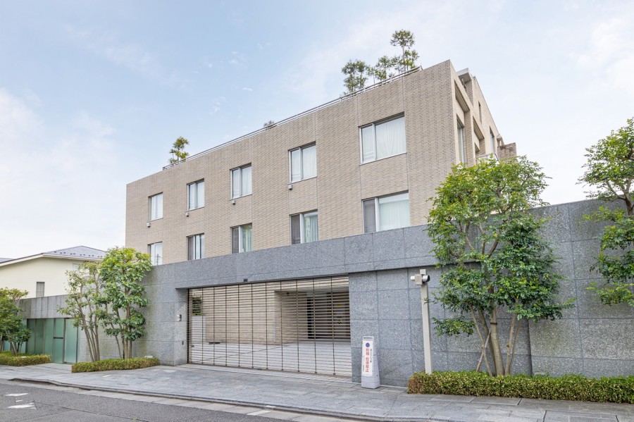 上原2丁目の高台に位置する上質な4階建ての低層レジデンス。第一種低層住居専用地域のため、閑静な住宅街です。