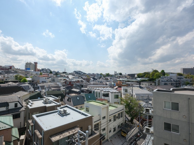 青々とした空を見上げながら日々をアップデートできそうです。だんだんと変わっていく空の色を愉しみリフレッシュするのも良さそうです