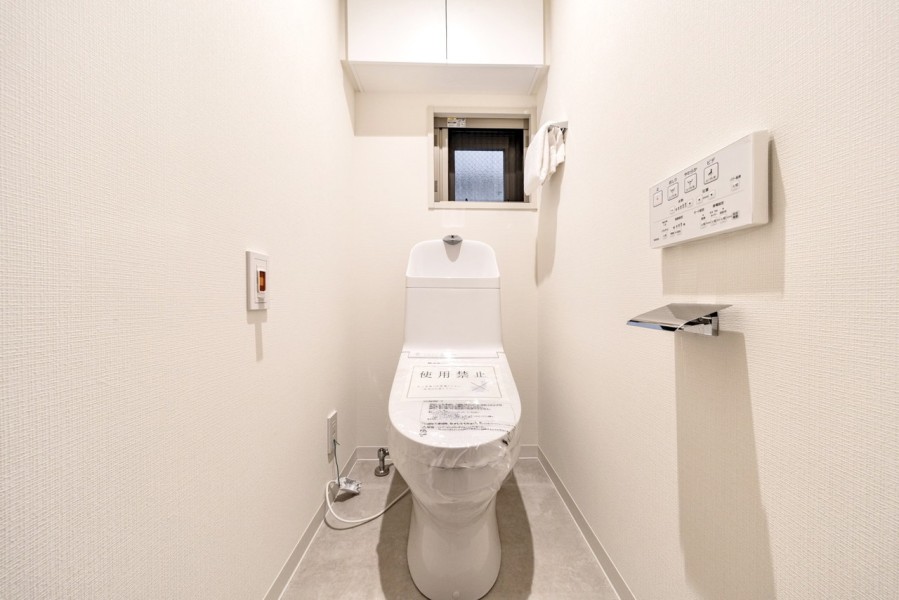 優れた節水効果や汚れが付きにくい便座など、ほしかった機能が揃ったウォシュレット一体型トイレです。収納に便利な吊戸棚を備え付けています。