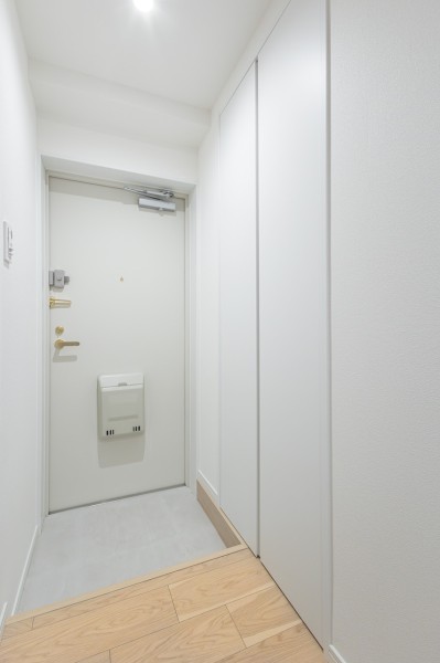 住まいの顔になる玄関は、白を基調に爽やかな空間を演出します。天井まで高さがあるシューズボックスを備え付けたので、玄関をすっきり綺麗に保てます。