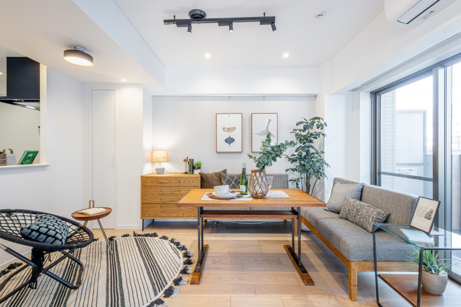 心安らぐひとときを紡ぐ、木のぬくもりを感じるフローリング材を採用。お部屋は自然の優しい温もりを添えた居心地の良い内装に仕上がりました。