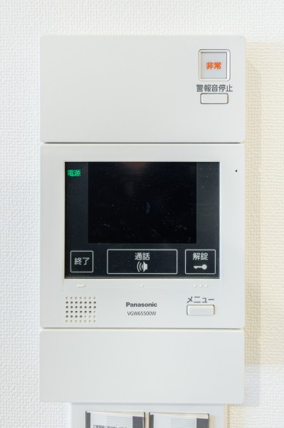 ◆TVモニター付インターホン◆訪ねてきた相手をモニター越しに確認でき、防犯対策に役立ちます。インターホン越しに話をすることが可能です。