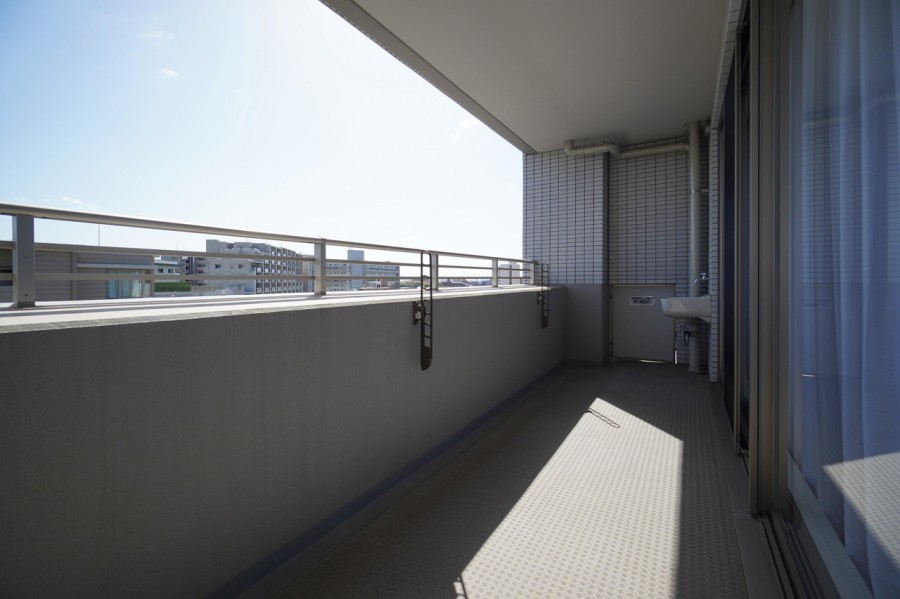 ゆったりとしたバルコニーからは優しい光と爽やかな風をお部屋の中に運んでくれます。スロップシンクもありますので、外回りのお掃除の際にも便利です。ゆったりとしたバルコニーでお洗濯物も気持ちよく干せます。