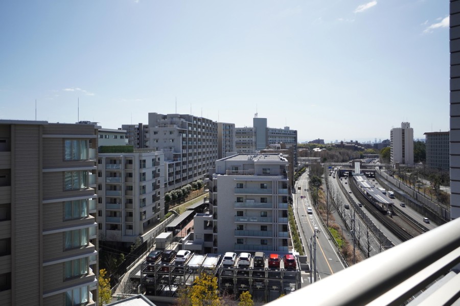 9階部分のお部屋で前面を遮る建物も無いので、時間と共に変化していく開けた大きな空を眺めることができます。毎日の生活の中でゆったりとした伸びをしたくなるような空間です。