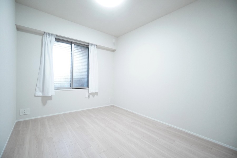 洋室1（約6.0帖）は凹凸も少なく家具の配置もしやすいお部屋です。ベッドなども置きやすいので主寝室におすすめです。リビングから離れて静かに心や体を休めることができます。
