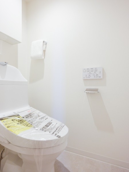 上品さが宿るホワイト基調のレストルームです。ウォシュレット一体型のトイレは、お掃除の手助けをしてくれる便利機能が搭載されています。