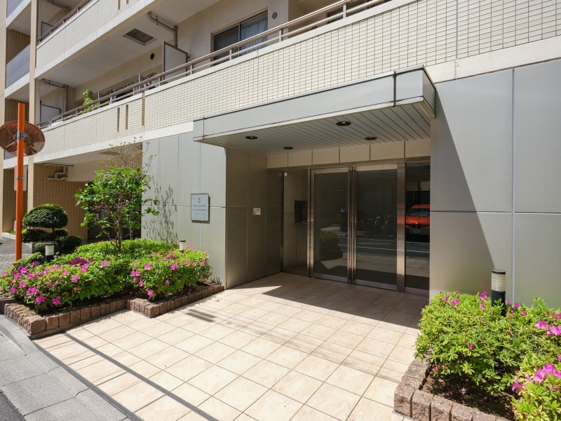 定期的なメンテナンスが行われ綺麗に保たれたエントランスです。心安らぐ植栽が施され、毎日気持ち良く出入りできますね。
