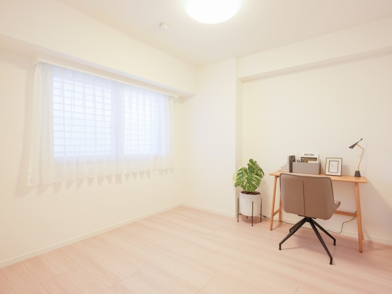 廊下からアクセスする洋室1は約６帖のお部屋です。防音性・断熱性に優れたインナーサッシ採用しています。