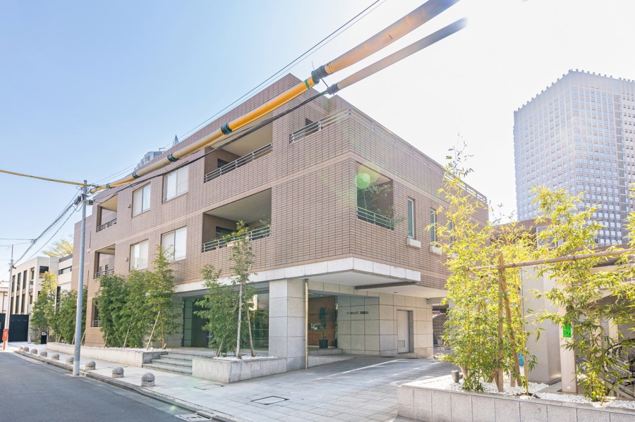 閑静な住宅街に佇む、2002年築の上質な低層レジデンス。ビッグターミナル『品川』駅まで徒歩14分、御殿山プロジェクトの再開発エリアまでも徒歩2分です。
