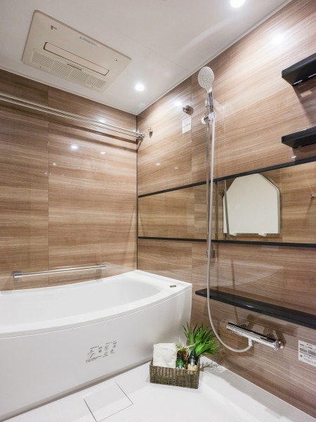 バスルームはゆったりとおくつろぎいただける癒しの空間です。光沢感のある木目調のパネルが、より一層くつろぎと高級感を醸し出します。 ⑧レス