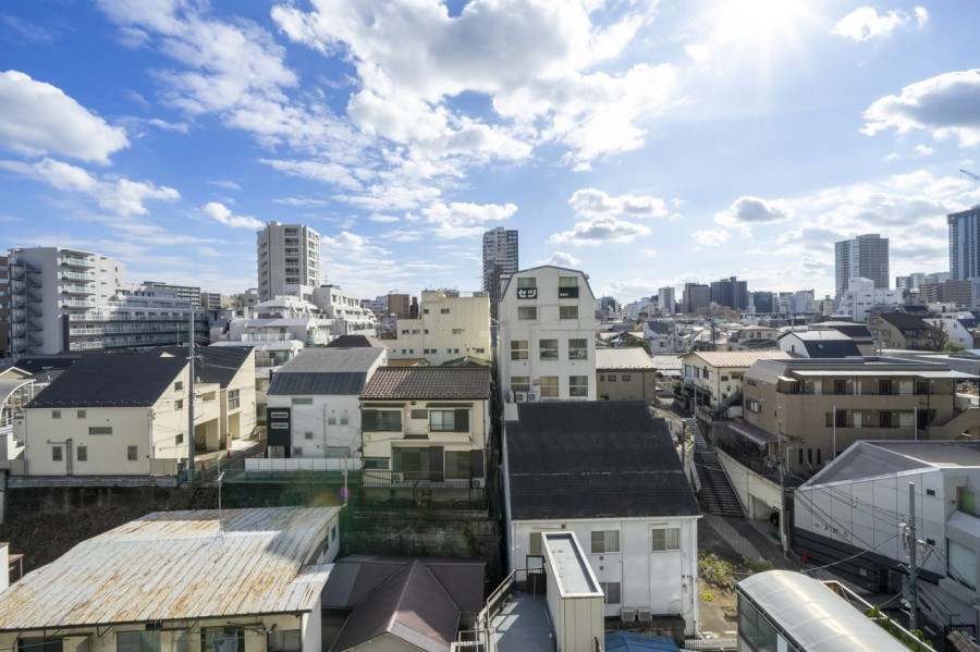 ８階のお部屋からの開放的な眺望です。前面には高い建物がないので、都心らしい眺望がお楽しみいただけます。