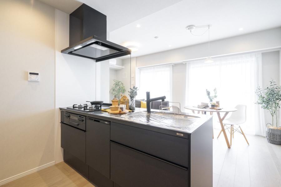 ソリッドブラックのスタイリッシュなLIXIL製システムキッチンです。開放的なオープンキッチンは、住まいと暮らしにフィットするデザイン性と機能性を兼ね備えています。